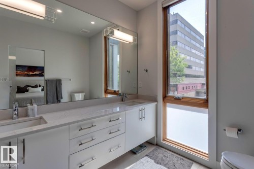 12420 103 Avenue, Edmonton, AB - Indoor Photo Showing Bathroom