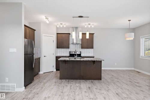7310 Edgemont Way, Edmonton, AB - Indoor Photo Showing Kitchen