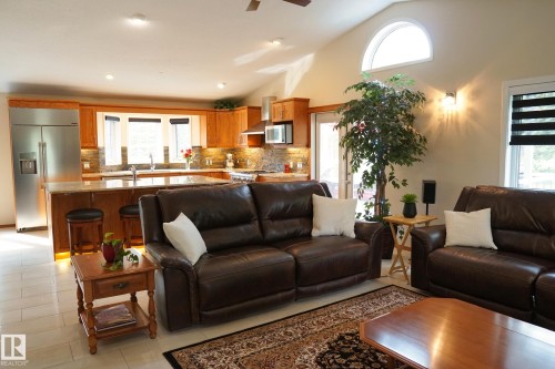 150 West Railway Street, Edmonton, AB - Indoor Photo Showing Living Room