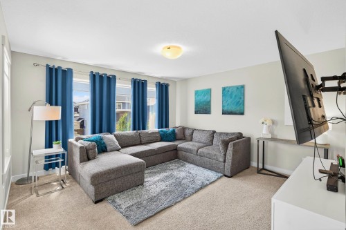5915 19 Avenue, Edmonton, AB - Indoor Photo Showing Living Room