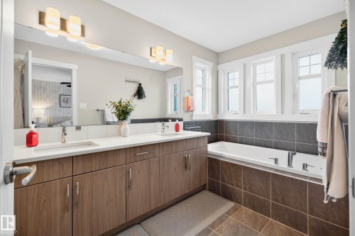 5915 19 Avenue, Edmonton, AB - Indoor Photo Showing Bathroom