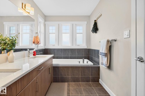 5915 19 Avenue, Edmonton, AB - Indoor Photo Showing Bathroom
