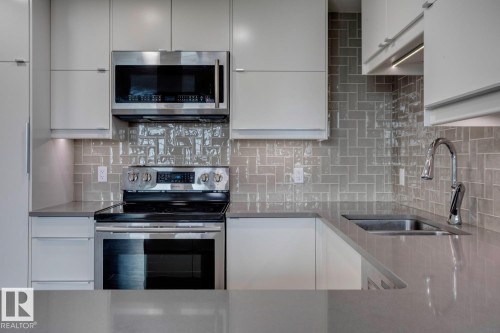 1702 9916 113 Street, Edmonton, AB - Indoor Photo Showing Kitchen With Upgraded Kitchen