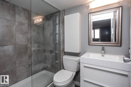 1702 9916 113 Street, Edmonton, AB - Indoor Photo Showing Bathroom