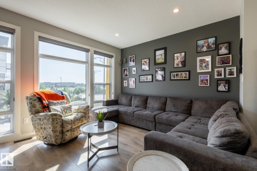 1710 Keene Crescent. Sw, Edmonton, AB - Indoor Photo Showing Living Room