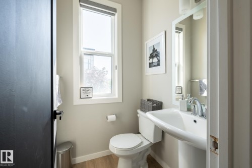 1710 Keene Crescent. Sw, Edmonton, AB - Indoor Photo Showing Bathroom