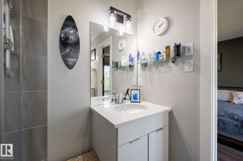 1710 Keene Crescent. Sw, Edmonton, AB - Indoor Photo Showing Bathroom