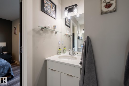 1710 Keene Crescent. Sw, Edmonton, AB - Indoor Photo Showing Bathroom