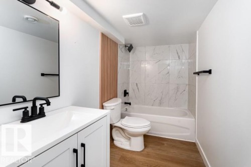 8522/8524 84 Avenue, Edmonton, AB - Indoor Photo Showing Bathroom