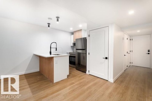 8522/8524 84 Avenue, Edmonton, AB - Indoor Photo Showing Kitchen