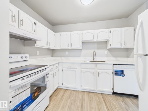 810C 10145 109 Street, Edmonton, AB - Indoor Photo Showing Kitchen