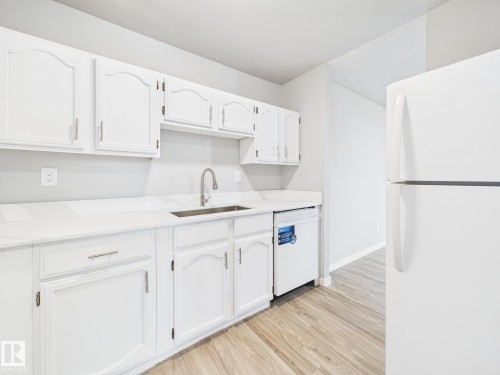 810C 10145 109 Street, Edmonton, AB - Indoor Photo Showing Kitchen