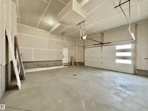 7027 Kiviaq Crescent, Edmonton, AB - Indoor Photo Showing Garage
