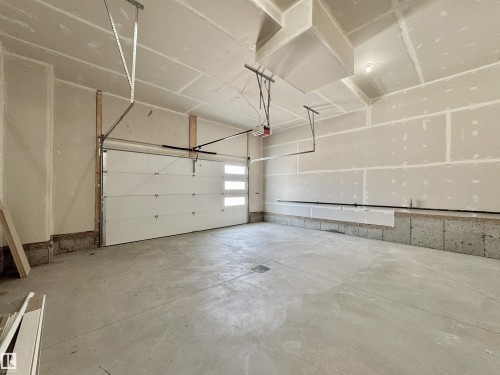 7027 Kiviaq Crescent, Edmonton, AB - Indoor Photo Showing Garage