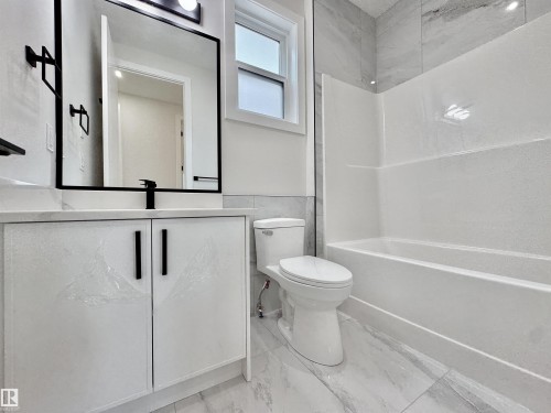 7027 Kiviaq Crescent, Edmonton, AB - Indoor Photo Showing Bathroom