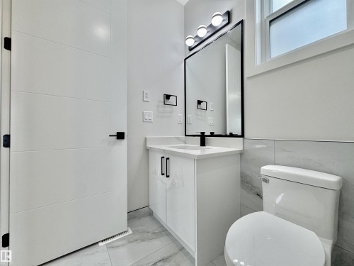 7027 Kiviaq Crescent, Edmonton, AB - Indoor Photo Showing Bathroom