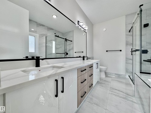 7027 Kiviaq Crescent, Edmonton, AB - Indoor Photo Showing Bathroom