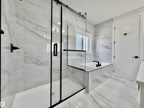 7027 Kiviaq Crescent, Edmonton, AB - Indoor Photo Showing Bathroom