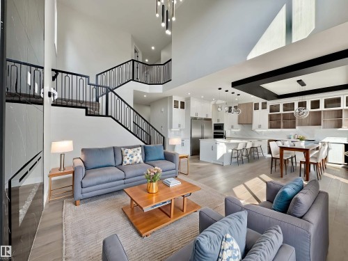 7027 Kiviaq Crescent, Edmonton, AB - Indoor Photo Showing Living Room