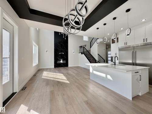 7027 Kiviaq Crescent, Edmonton, AB - Indoor Photo Showing Kitchen