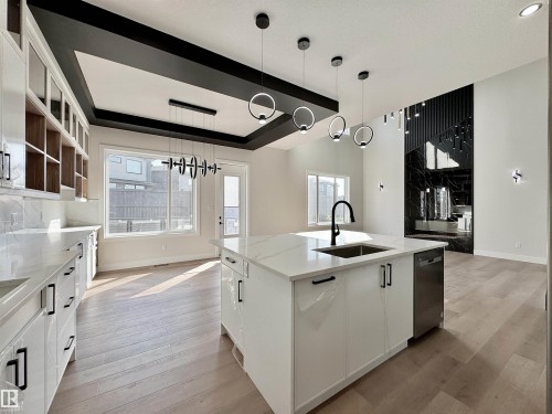 7027 Kiviaq Crescent, Edmonton, AB - Indoor Photo Showing Kitchen With Upgraded Kitchen