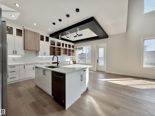 7027 Kiviaq Crescent, Edmonton, AB - Indoor Photo Showing Kitchen