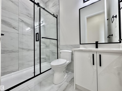 7027 Kiviaq Crescent, Edmonton, AB - Indoor Photo Showing Bathroom