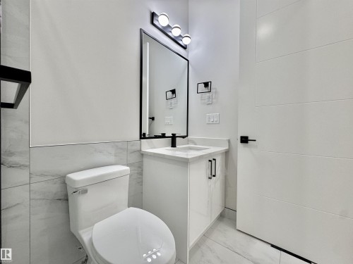 7027 Kiviaq Crescent, Edmonton, AB - Indoor Photo Showing Bathroom