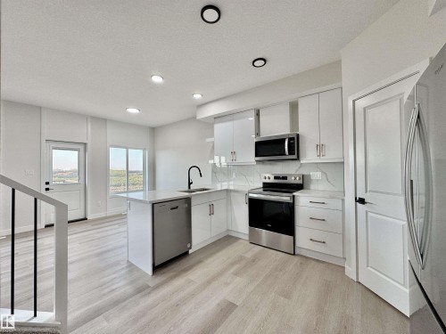 133 Pierwyck Loop, Spruce Grove, AB - Indoor Photo Showing Kitchen