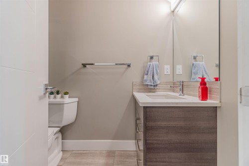 204 10006 83 Avenue, Edmonton, AB - Indoor Photo Showing Bathroom