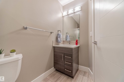 204 10006 83 Avenue, Edmonton, AB - Indoor Photo Showing Bathroom