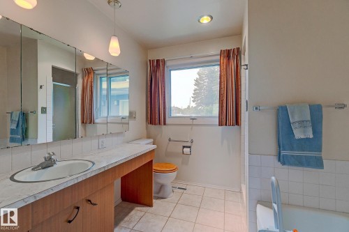 140 Windermere Drive, Edmonton, AB - Indoor Photo Showing Bathroom