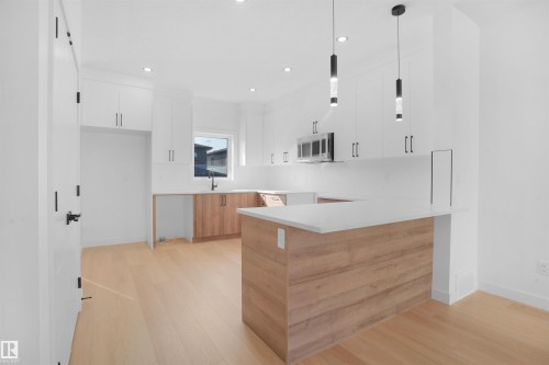 82 Blackbird Bend, Fort Saskatchewan, AB - Indoor Photo Showing Kitchen With Upgraded Kitchen