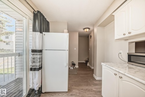 5535 144A Avenue, Edmonton, AB - Indoor Photo Showing Kitchen