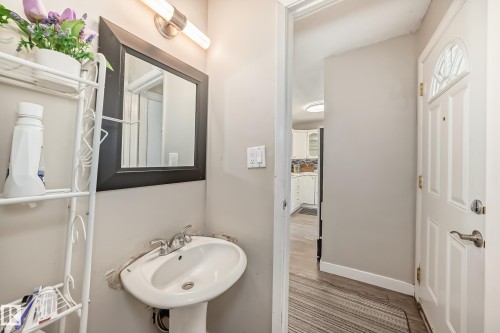 5535 144A Avenue, Edmonton, AB - Indoor Photo Showing Bathroom