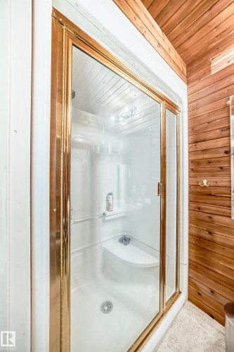 5535 144A Avenue, Edmonton, AB - Indoor Photo Showing Bathroom