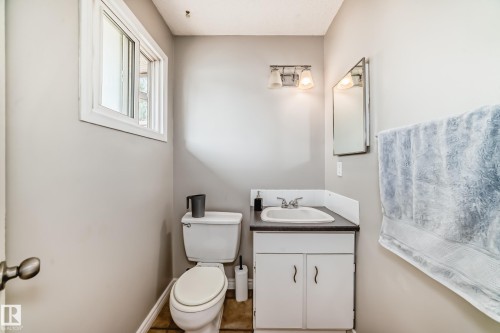 2343 139 Avenue, Edmonton, AB - Indoor Photo Showing Bathroom