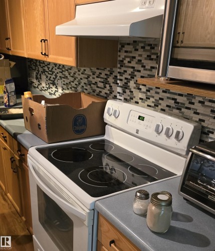 208 Ravine Villa(S), Leduc, AB - Indoor Photo Showing Kitchen
