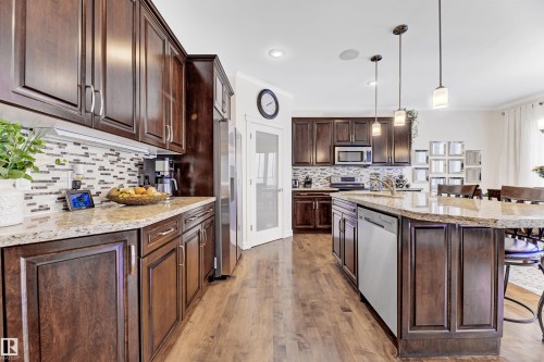 2677 Anderson Crescent, Edmonton, AB - Indoor Photo Showing Kitchen With Upgraded Kitchen