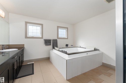 5414 Bonaventure Avenue, Edmonton, AB - Indoor Photo Showing Bathroom