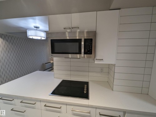 105 10140 115 Street, Edmonton, AB - Indoor Photo Showing Kitchen