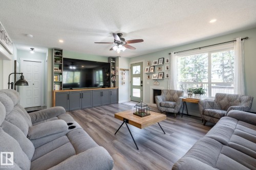 22355 Hwy 623, Rural Leduc County, AB - Indoor Photo Showing Living Room