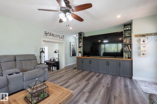 22355 Hwy 623, Rural Leduc County, AB - Indoor Photo Showing Living Room