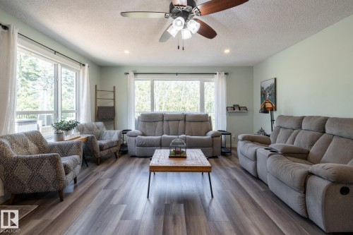 22355 Hwy 623, Rural Leduc County, AB - Indoor Photo Showing Living Room