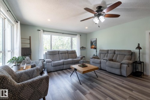 22355 Hwy 623, Rural Leduc County, AB - Indoor Photo Showing Living Room