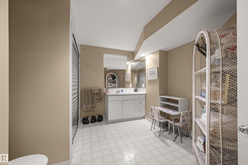403 Twin Brooks Crescent, Edmonton, AB - Indoor Photo Showing Bathroom
