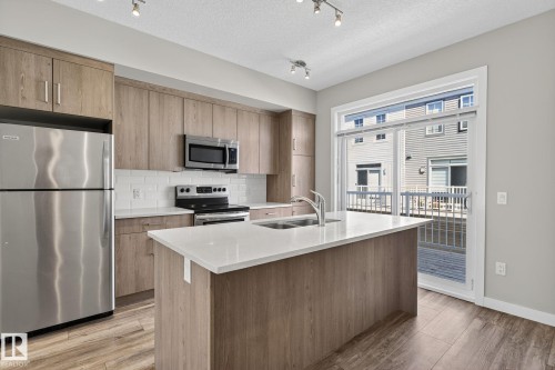 1091 Gault Boulevard, Edmonton, AB - Indoor Photo Showing Kitchen With Double Sink With Upgraded Kitchen