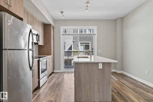 1091 Gault Boulevard, Edmonton, AB - Indoor Photo Showing Kitchen
