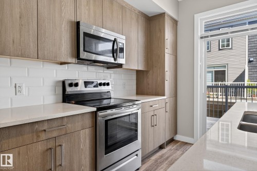 1091 Gault Boulevard, Edmonton, AB - Indoor Photo Showing Kitchen