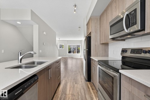 1091 Gault Boulevard, Edmonton, AB - Indoor Photo Showing Kitchen With Double Sink